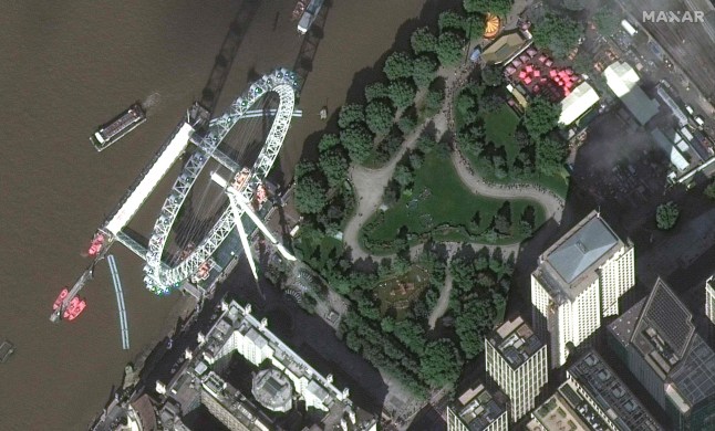 This satellite imagery released by Maxar Technologies shows an overview of London as people queue to pay their respects to the late Queen Elizabeth II, in Westminster Hall on September 16, 2022. (Photo by Handout / Satellite image ??2021 Maxar Technologies / AFP) / RESTRICTED TO EDITORIAL USE - MANDATORY CREDIT "AFP PHOTO / Satellite image ??2021 Maxar Technologies" - NO MARKETING - NO ADVERTISING CAMPAIGNS - DISTRIBUTED AS A SERVICE TO CLIENTS (Photo by HANDOUT/Satellite image ??2021 Maxar Tech/AFP via Getty Images)