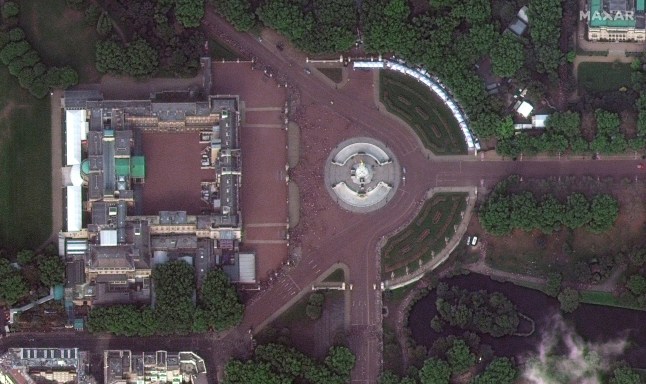 A satellite image shows queues of people in central London waiting to pay their respects to Britain's Queen Elizabeth following her death, outside Buckingham Palace, in London, Britain September 16, 2022. Maxar Technologies/Handout via REUTERS. ATTENTION EDITORS - THIS IMAGE HAS BEEN SUPPLIED BY A THIRD PARTY. MANDATORY CREDIT. NO RESALES. NO ARCHIVES. DO NOT OBSCURE LOGO.